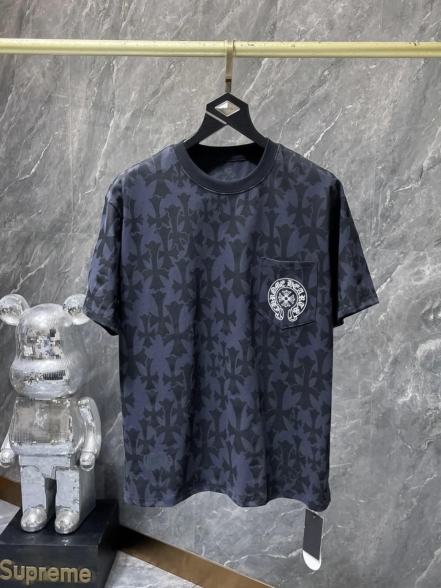 P150 New Chrome Hearts 25ss for summer. High-weight, environmentally friendly and high-quality top-grade fabric. 275g~270g. Customized version with cross-printed short-sleeves. Counter synchronization. Re-engraved version 1:1. Recommended color: customized version black and gray. Size: S, M, L, XL.